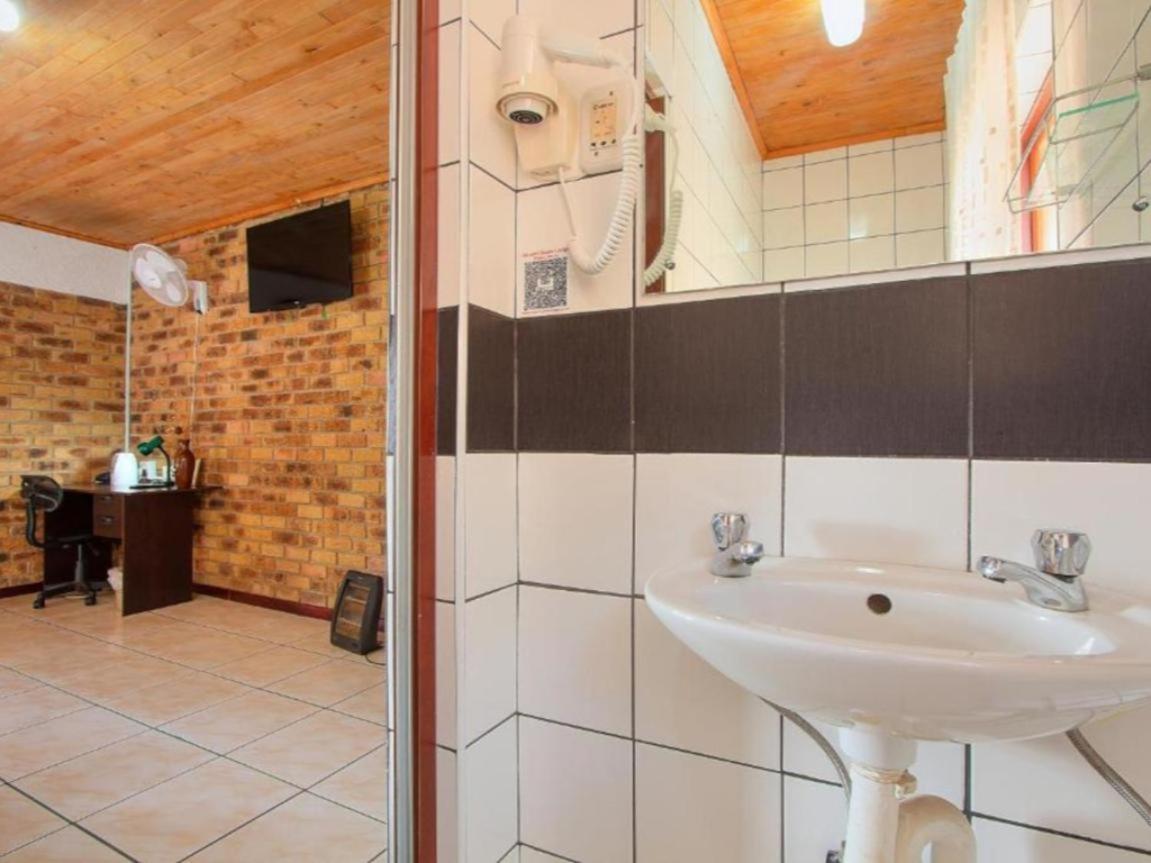 Airport Bird & Game Lodge *